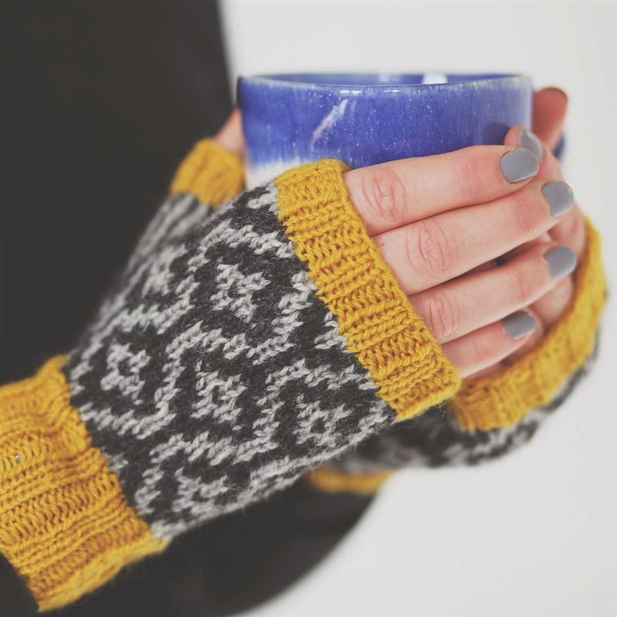 Knitted fingerless mitts pattern