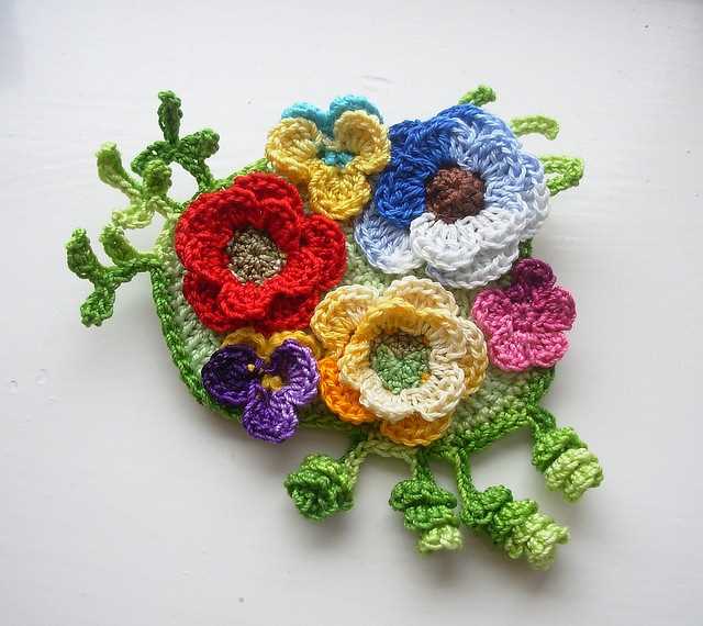 Knitted flower brooch pattern