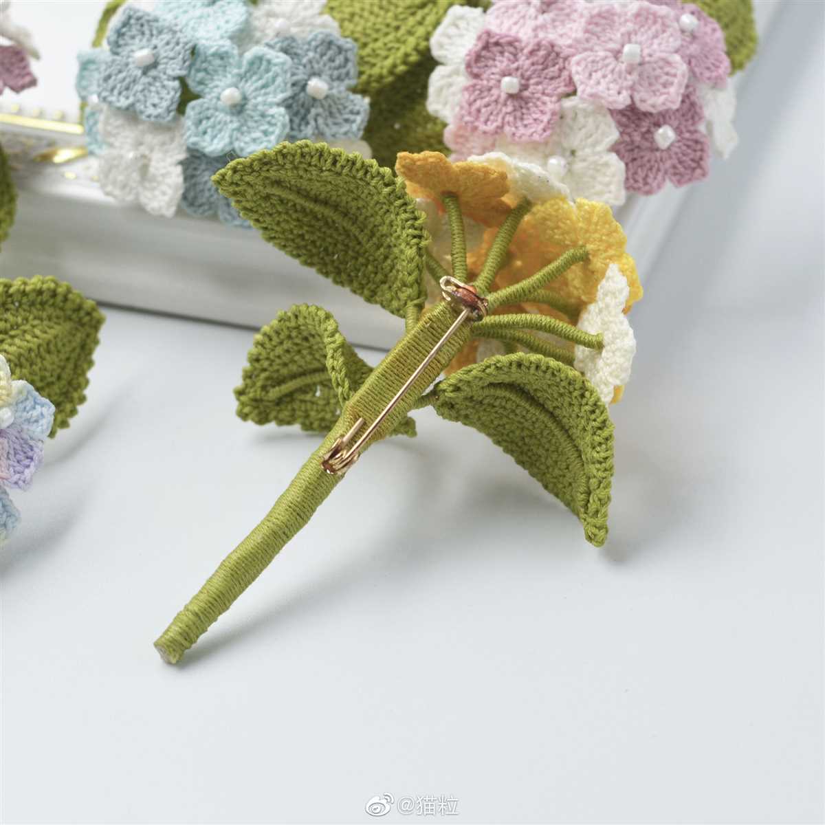 Knitted flower brooch pattern