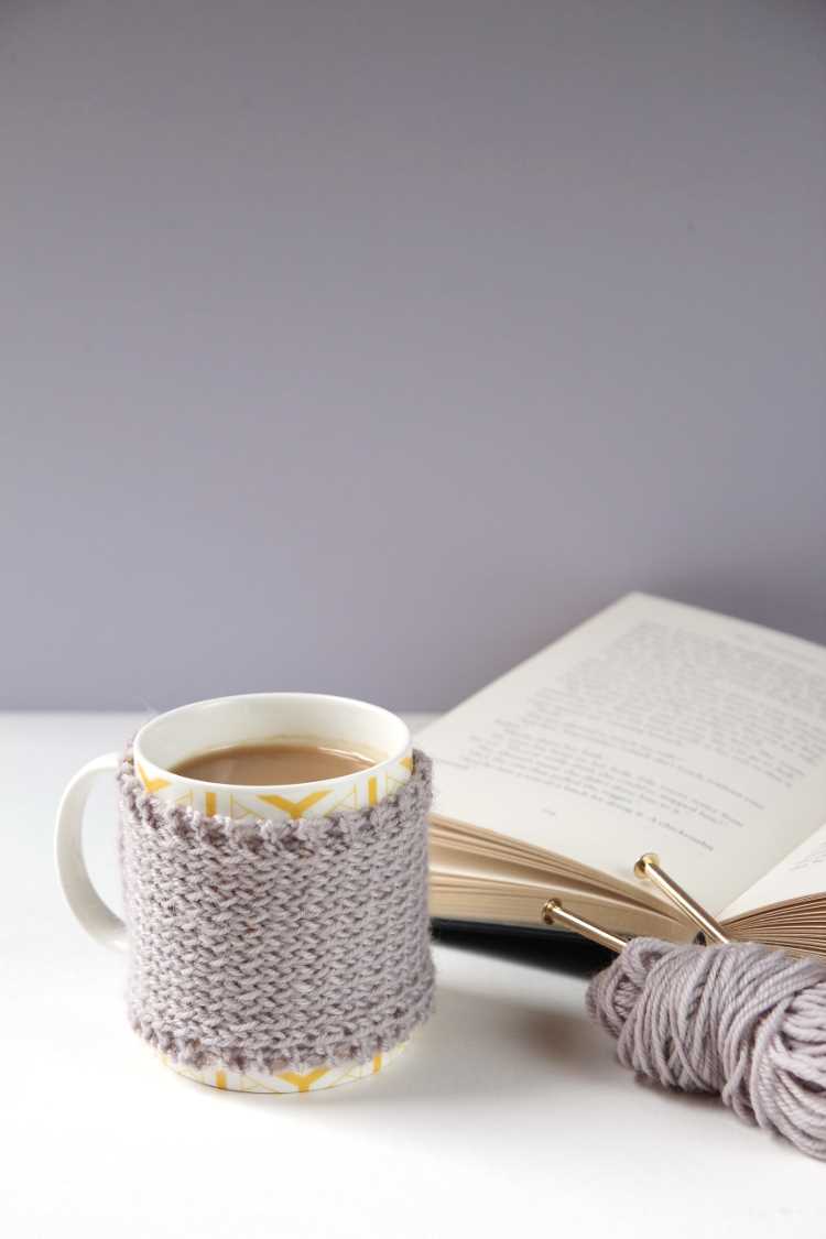 Knitted mug sweater pattern