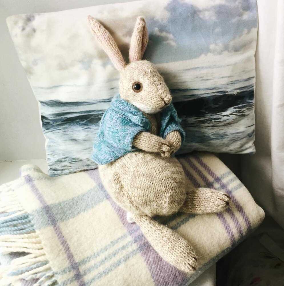 Knitted rabbit pattern square