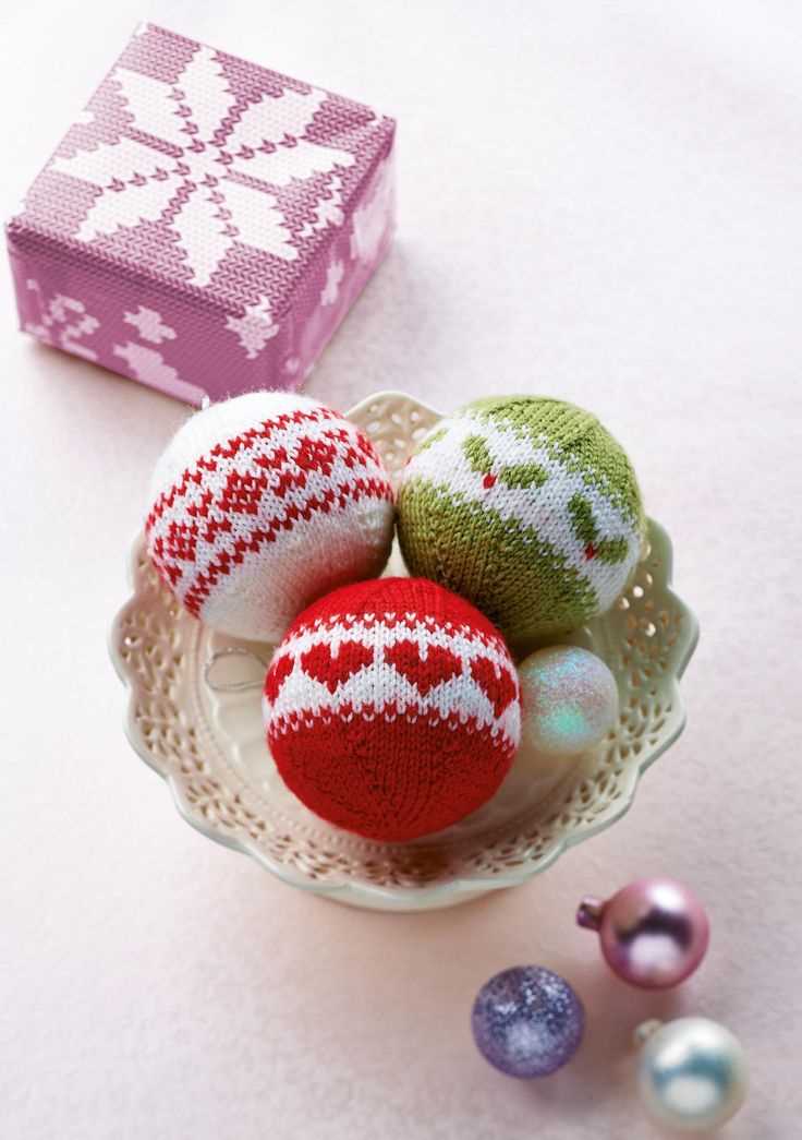 Knitted baubles pattern