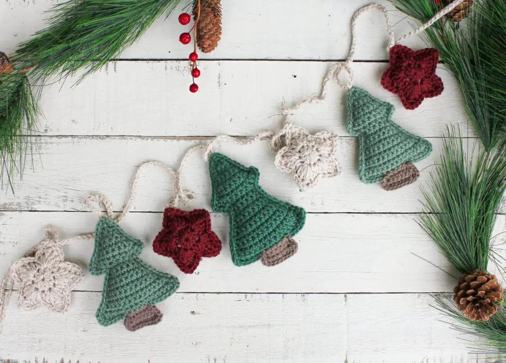 Knitted christmas tree garland pattern