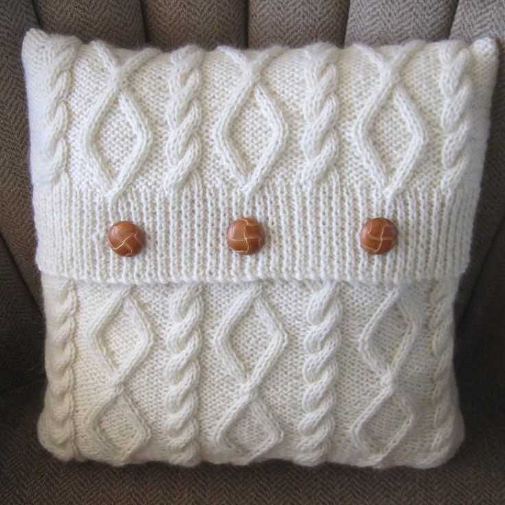 Knitted cushion patterns with buttons