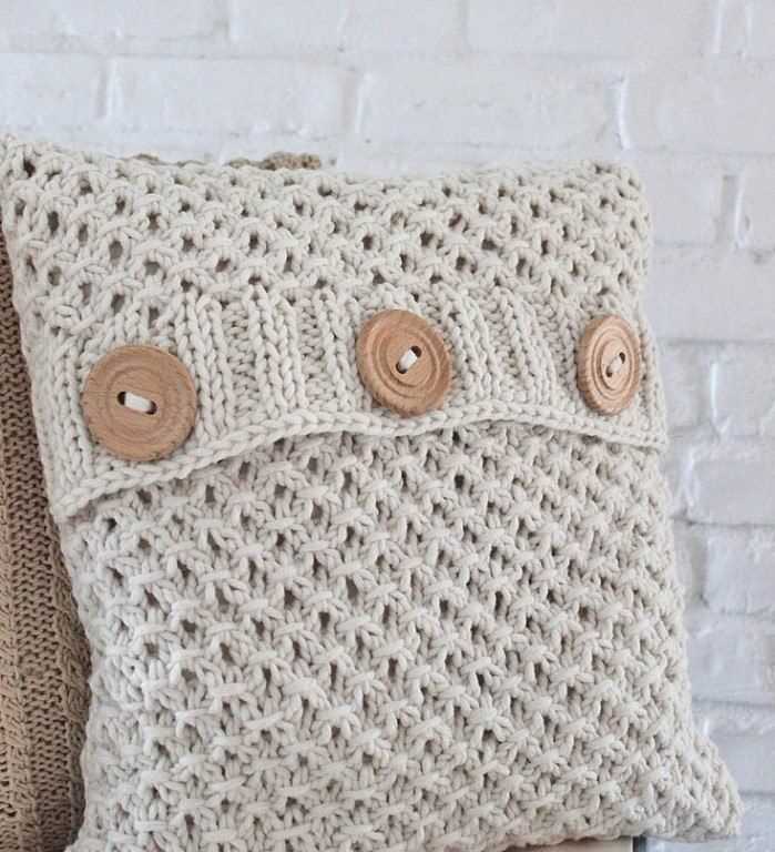 Knitted cushion patterns with buttons