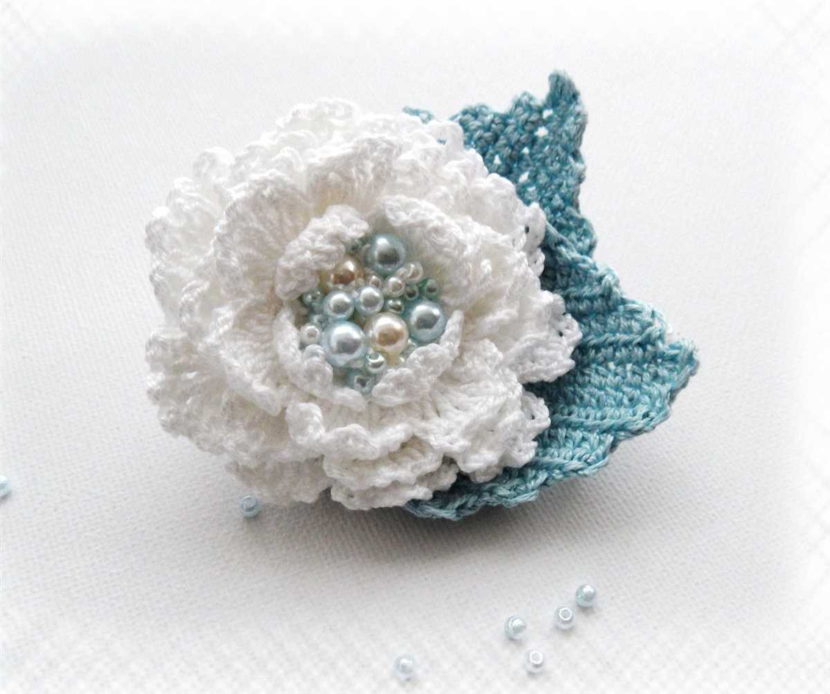 Knitted flower brooch pattern