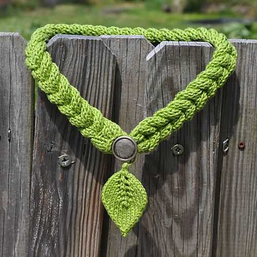 Knitted necklace pattern