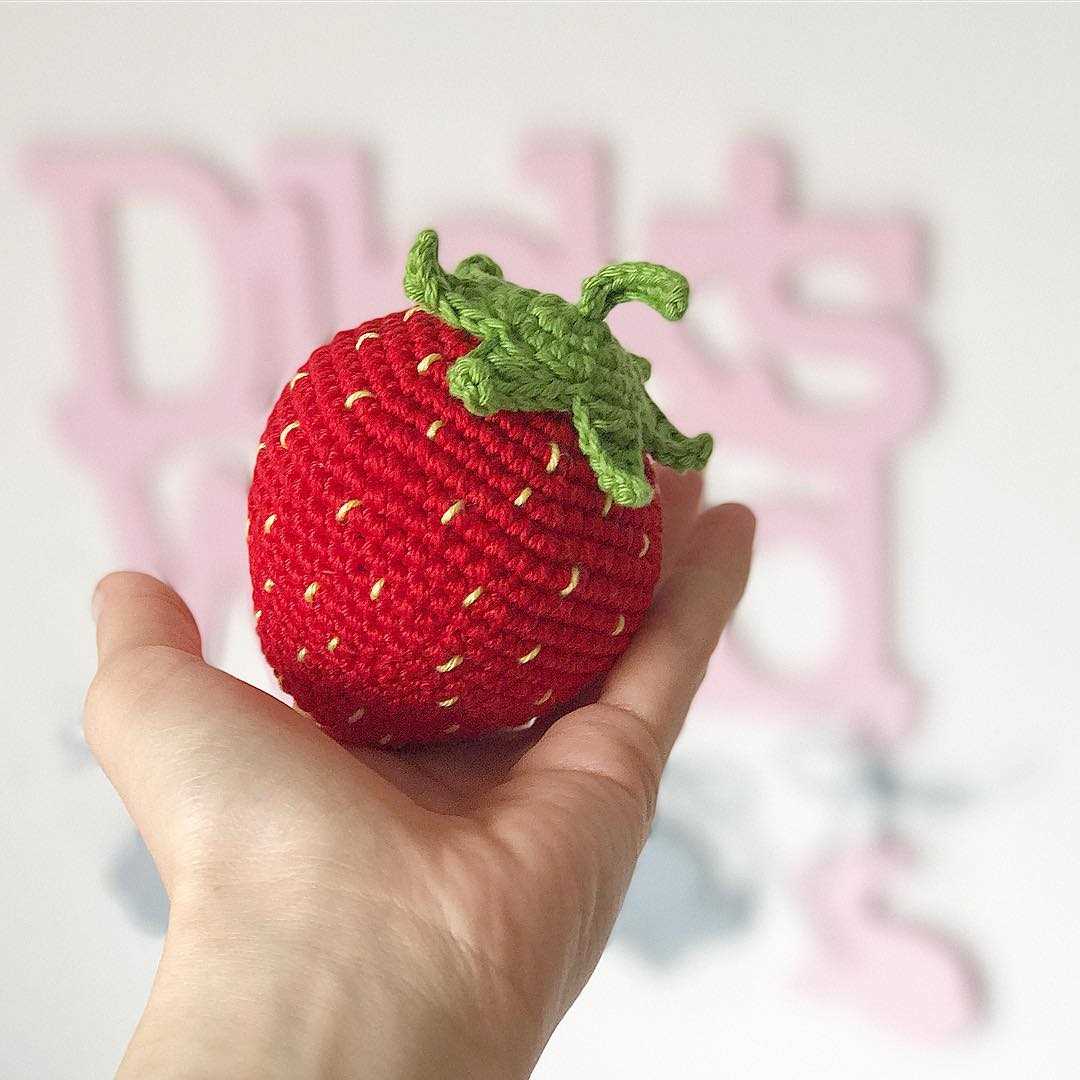 Knitted strawberry pattern free