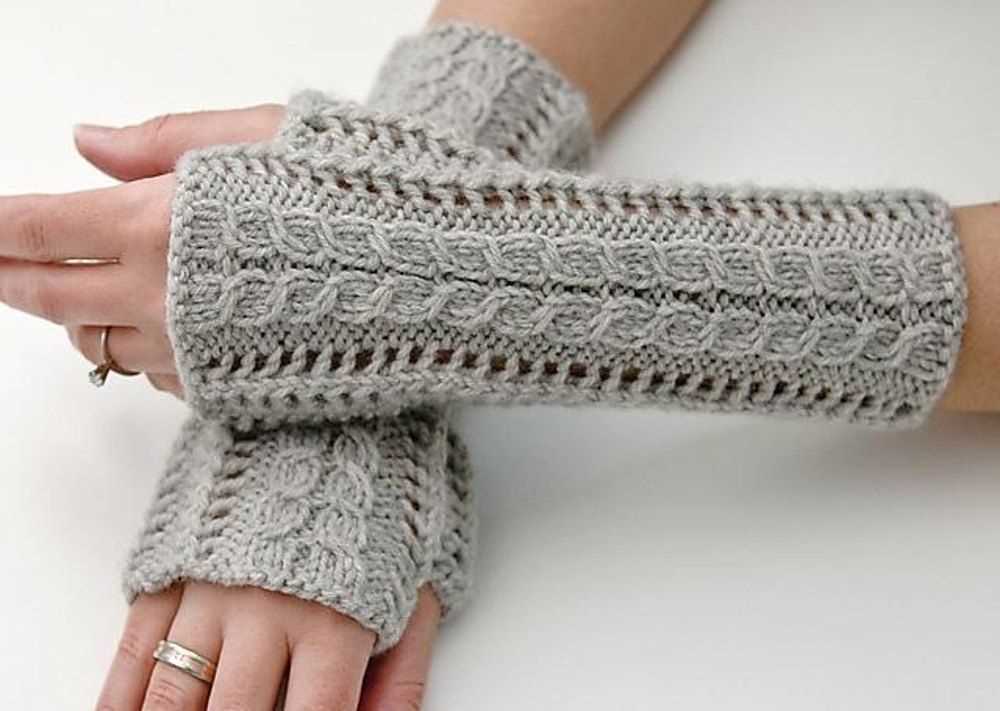 Knitting pattern for fingerless gloves with thumb