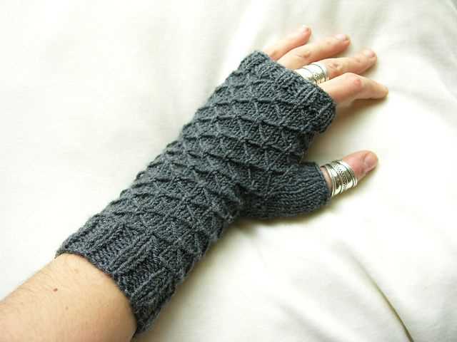 Knitting pattern for fingerless gloves with thumb