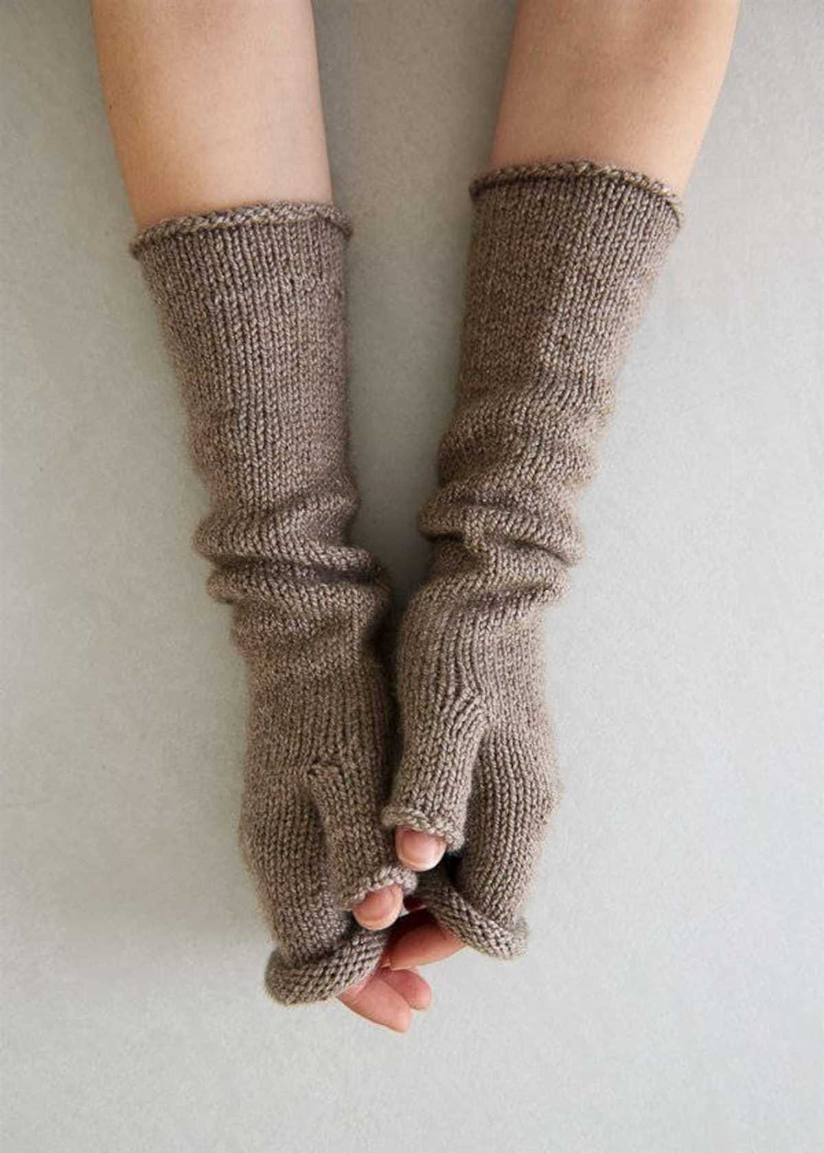 Knitting pattern for fingerless gloves with thumb