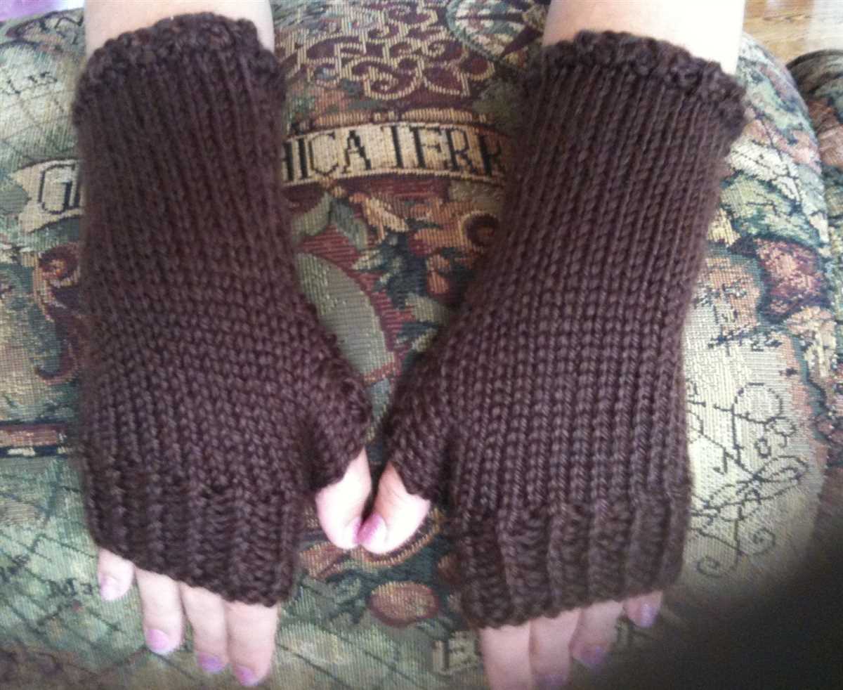 Knitting pattern for fingerless gloves with thumb