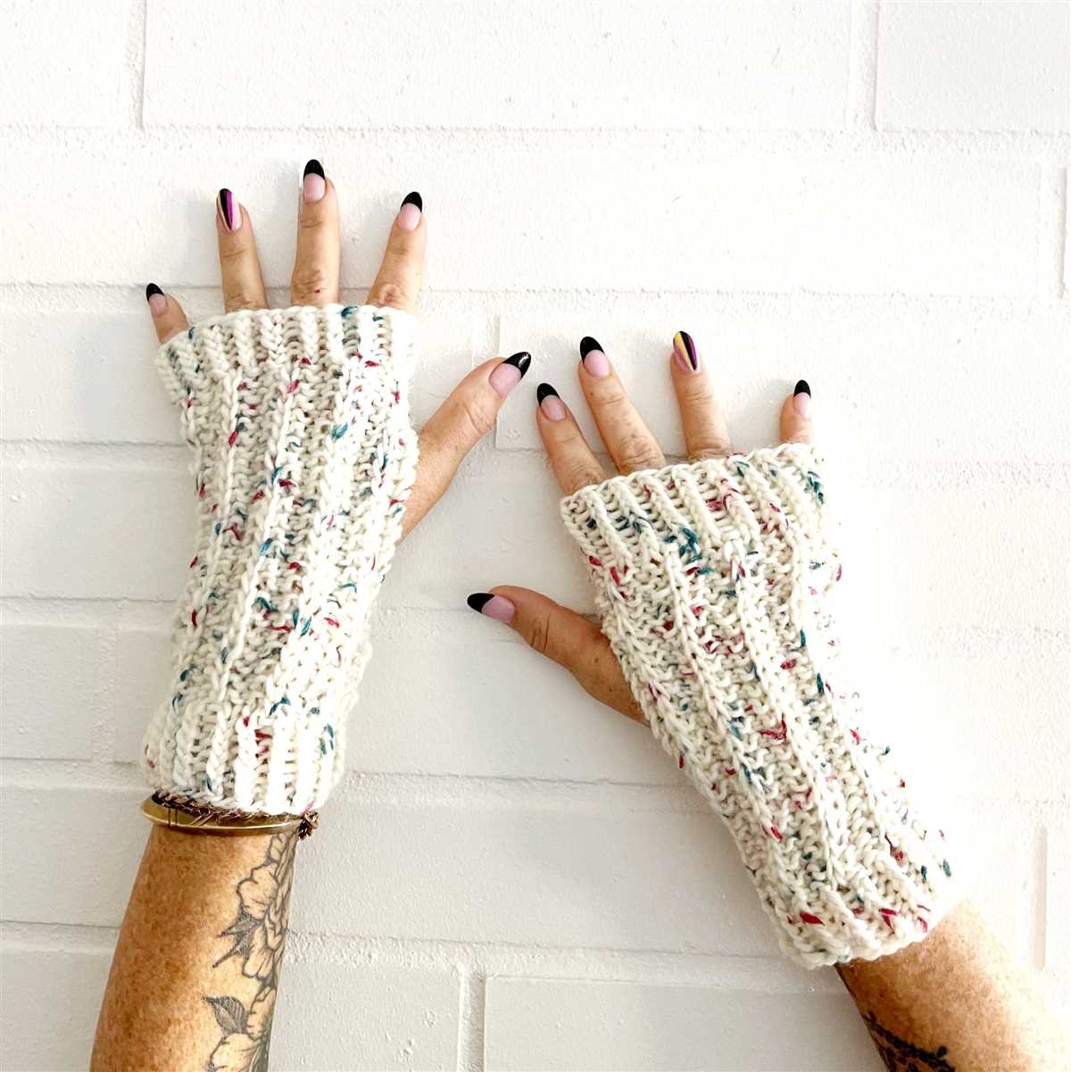 Knitting pattern for wrist warmers with thumb