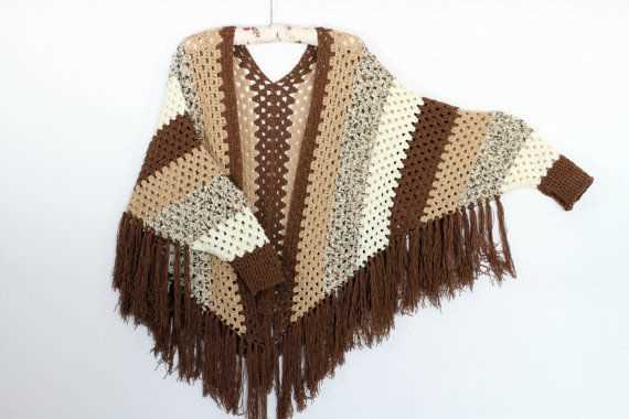 Knitting pattern for a poncho with sleeves