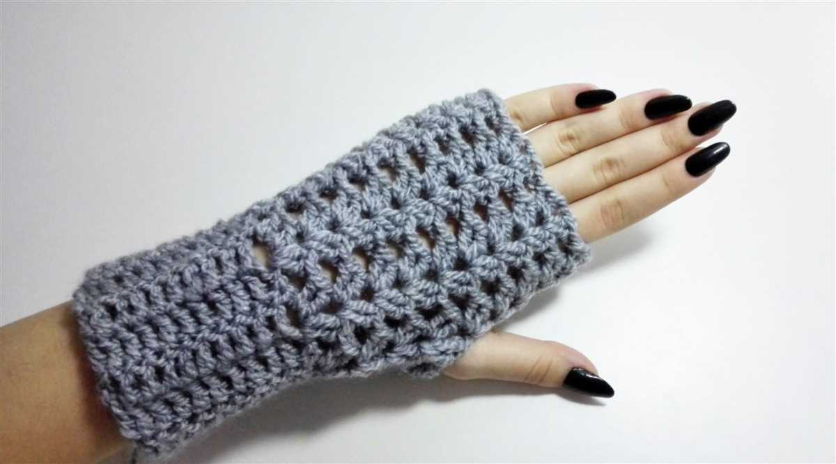 Knitting pattern for fingerless gloves with thumb