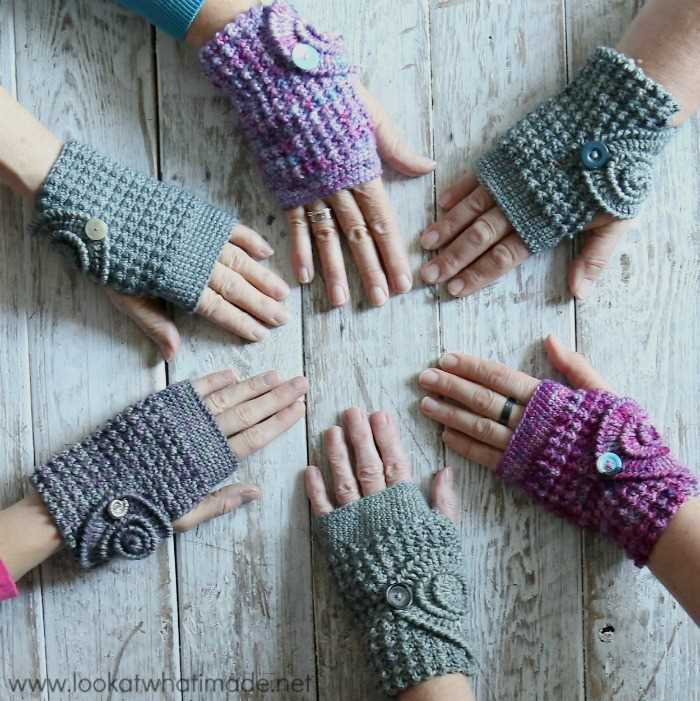 Knitting pattern for wrist warmers with thumb