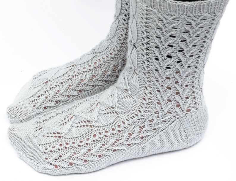 Lace socks knitting pattern