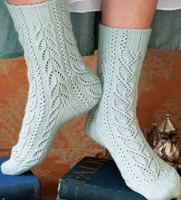 Lace socks knitting pattern