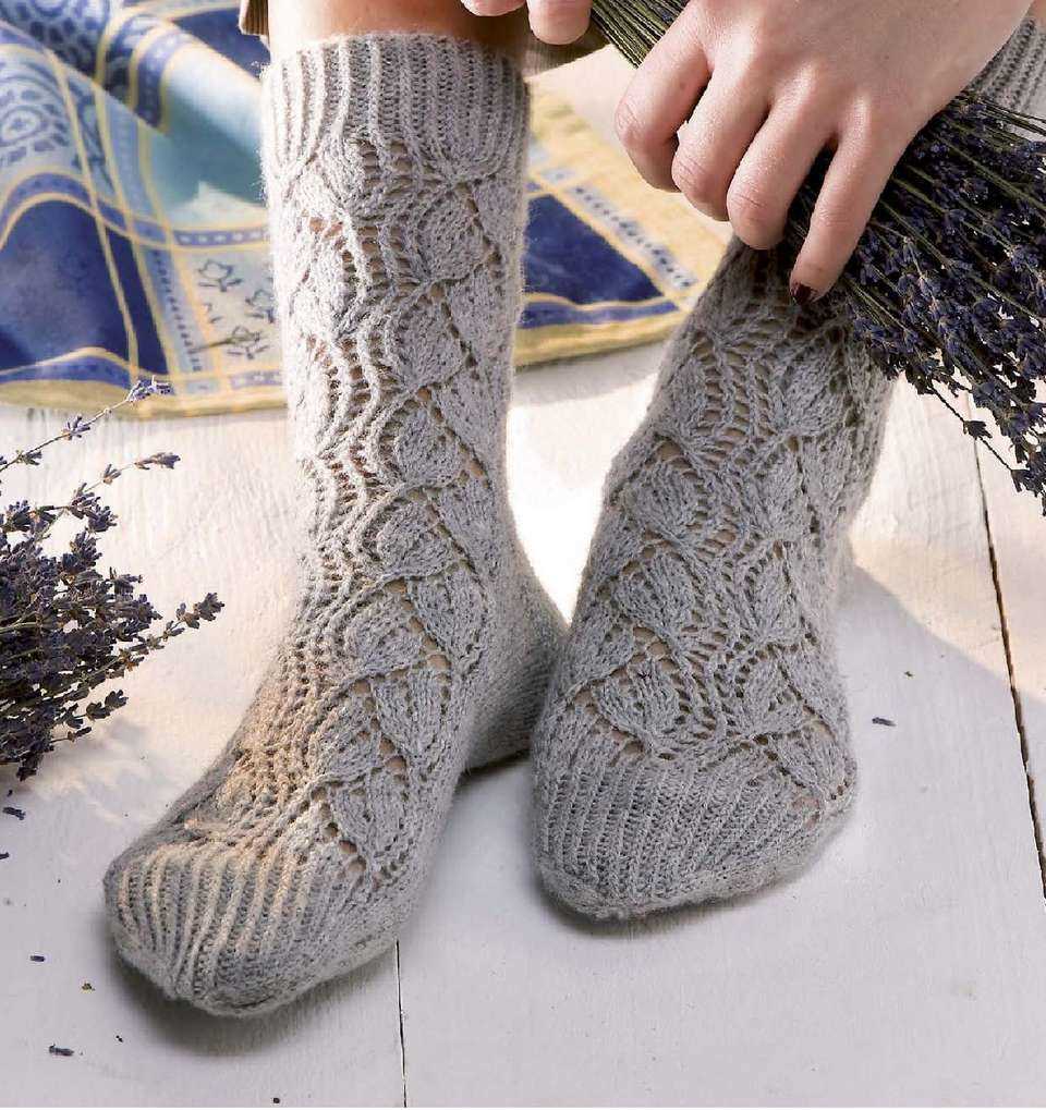 Lace socks knitting pattern