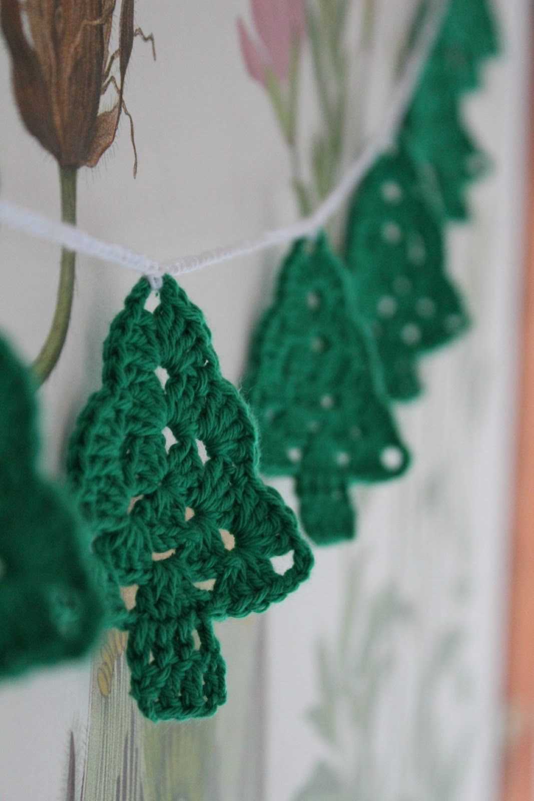 Knitted christmas tree garland pattern