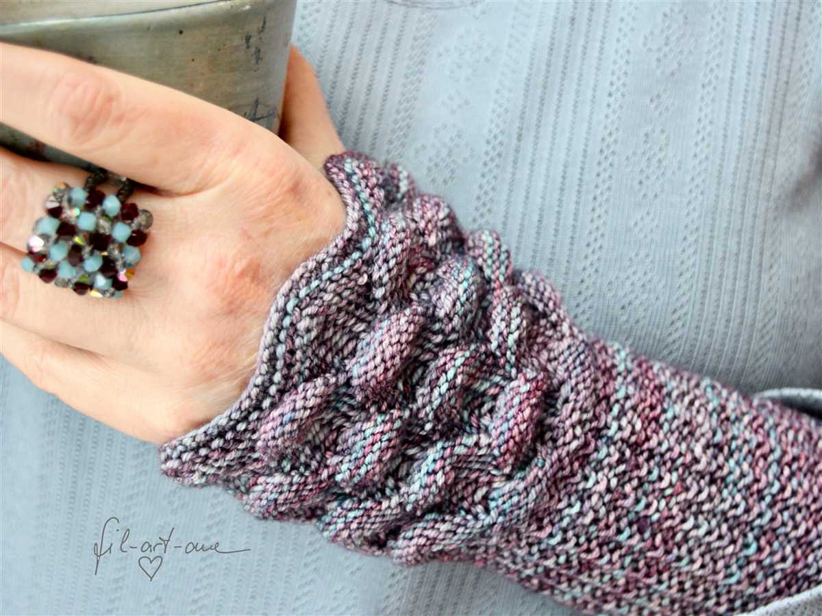 Knitting pattern for wrist warmers with thumb