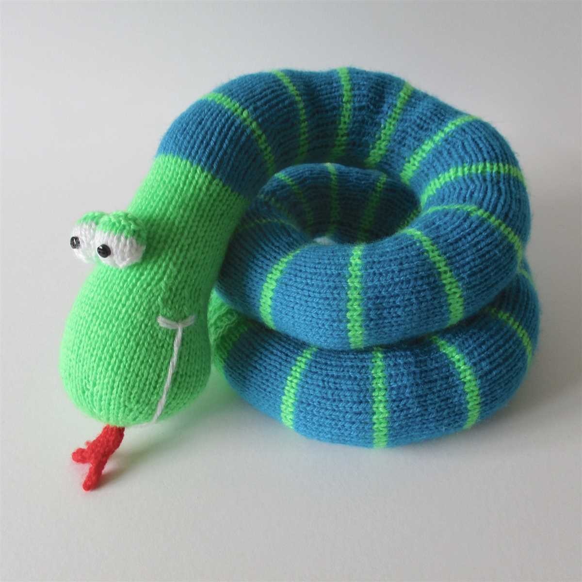 Small knitted snake pattern free