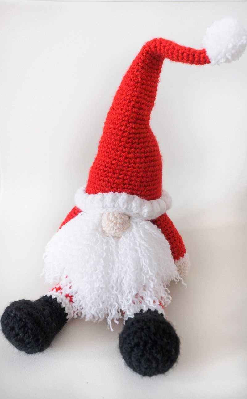 Knitted santa gnomes pattern