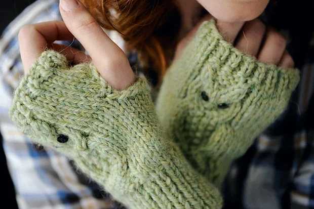 Free owl fingerless gloves knitting pattern