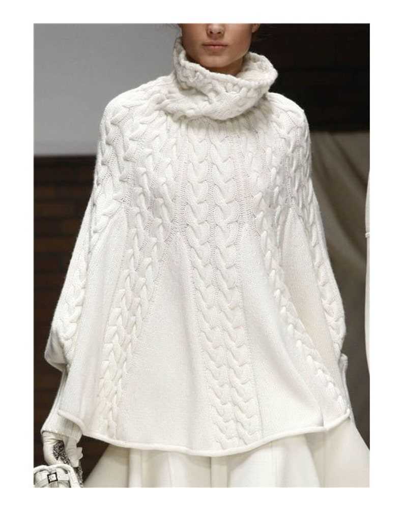 Knitting pattern for a poncho with sleeves