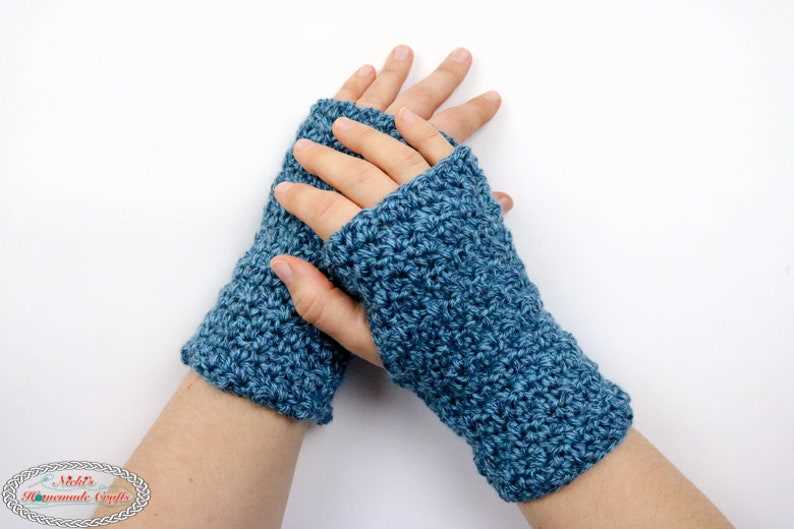 Free knitting pattern for fingerless gloves with thumb