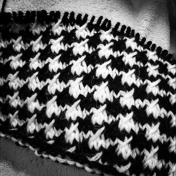Houndstooth knitting pattern in the round