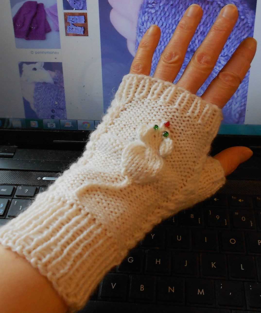 Knitted fingerless mitts pattern