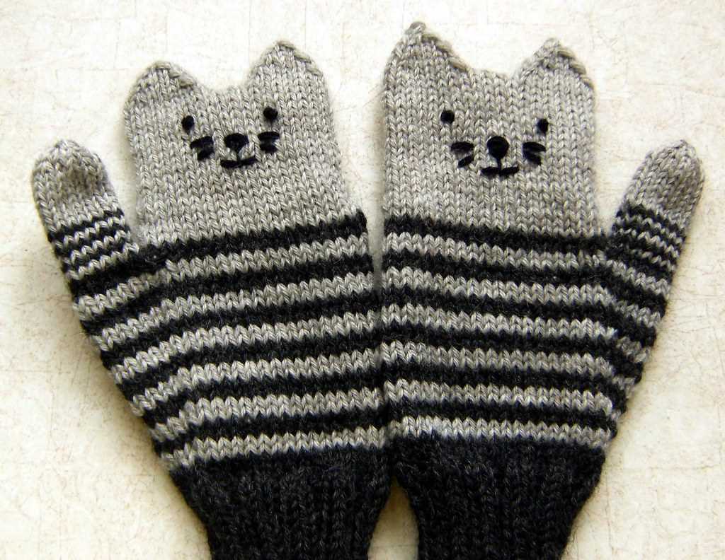 Cat mittens knitting pattern