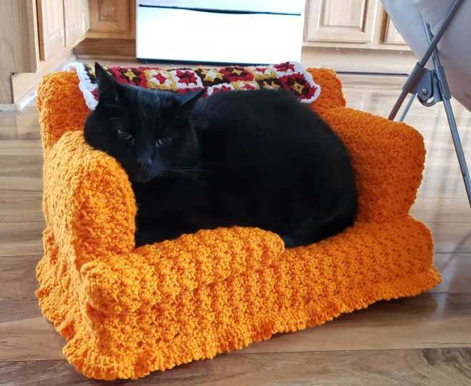 Kitty couch knitting pattern