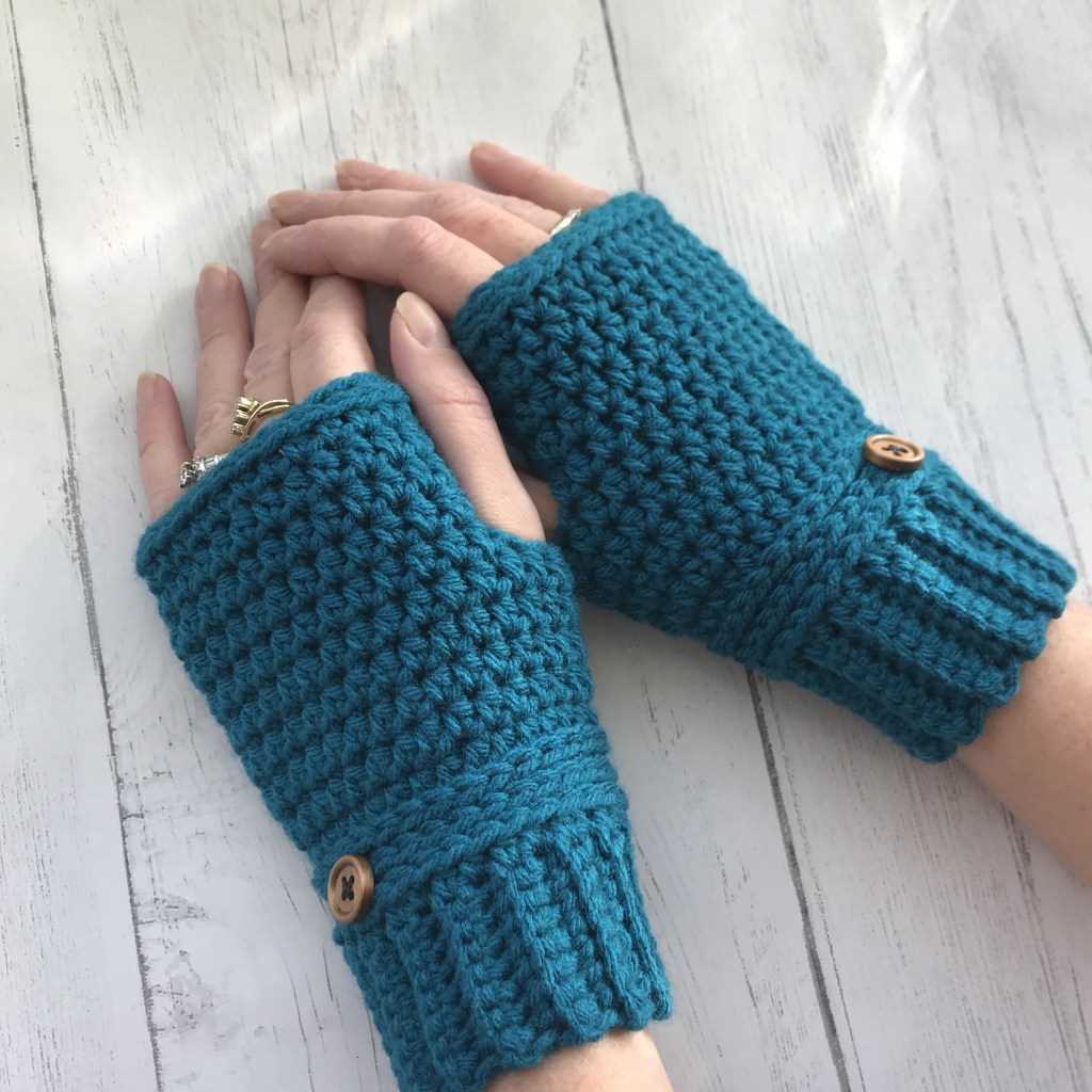 Aran fingerless gloves free knitting pattern