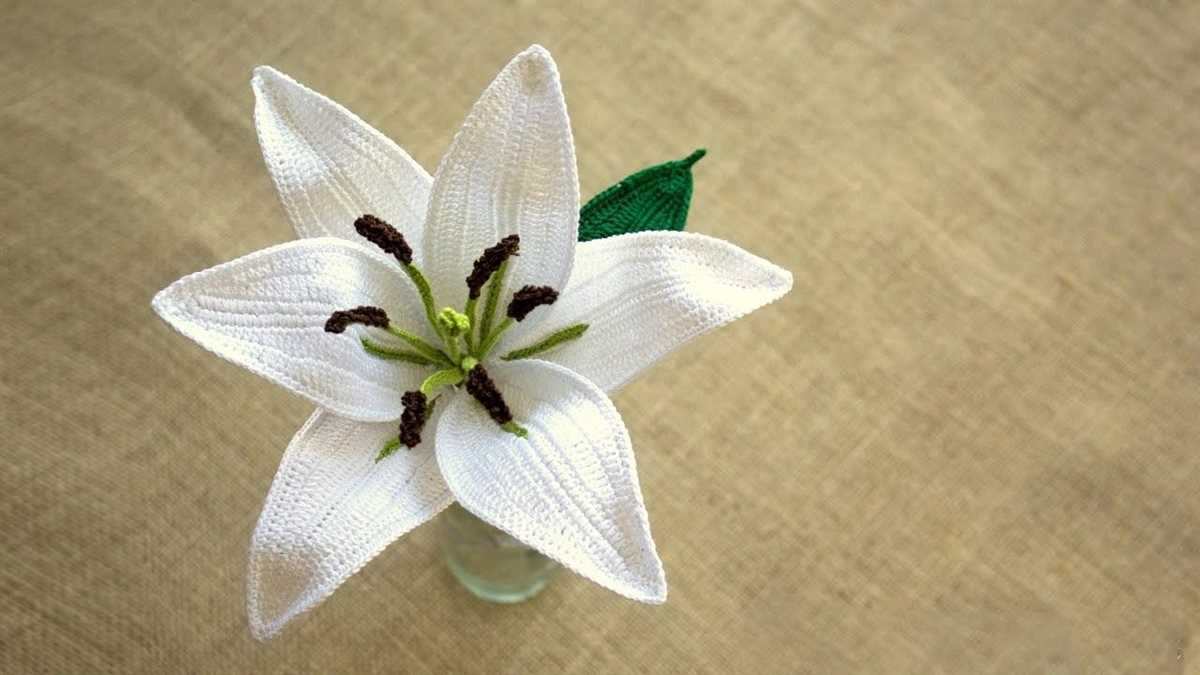 Knitted lily pattern