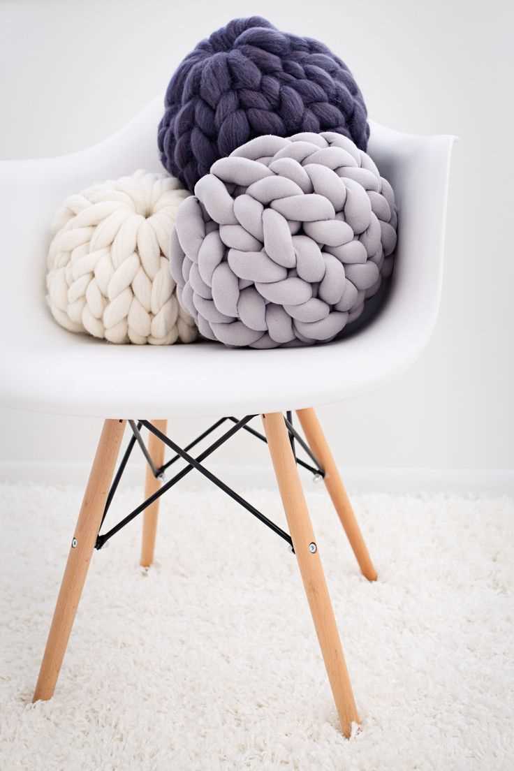 Chunky knit round pillow pattern