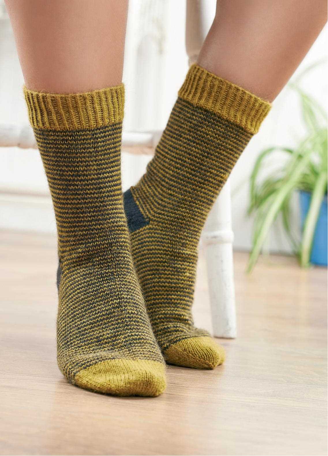 Over the knee socks knitting pattern