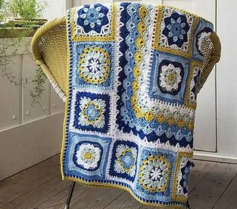 Knitted granny square blanket pattern