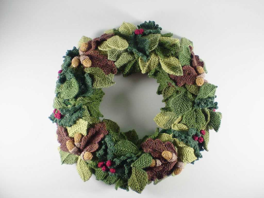 Knitting pattern for holly leaves and berries