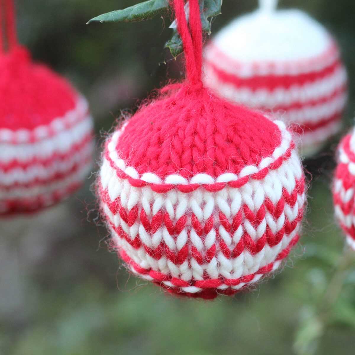 Knitted christmas ball ornaments patterns