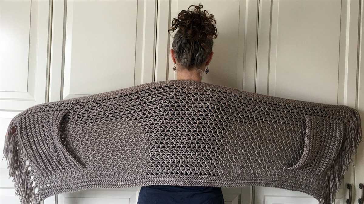 Reading shawl with pockets knitting pattern