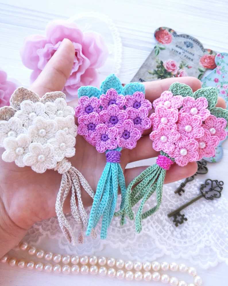 Knitted flower brooch pattern