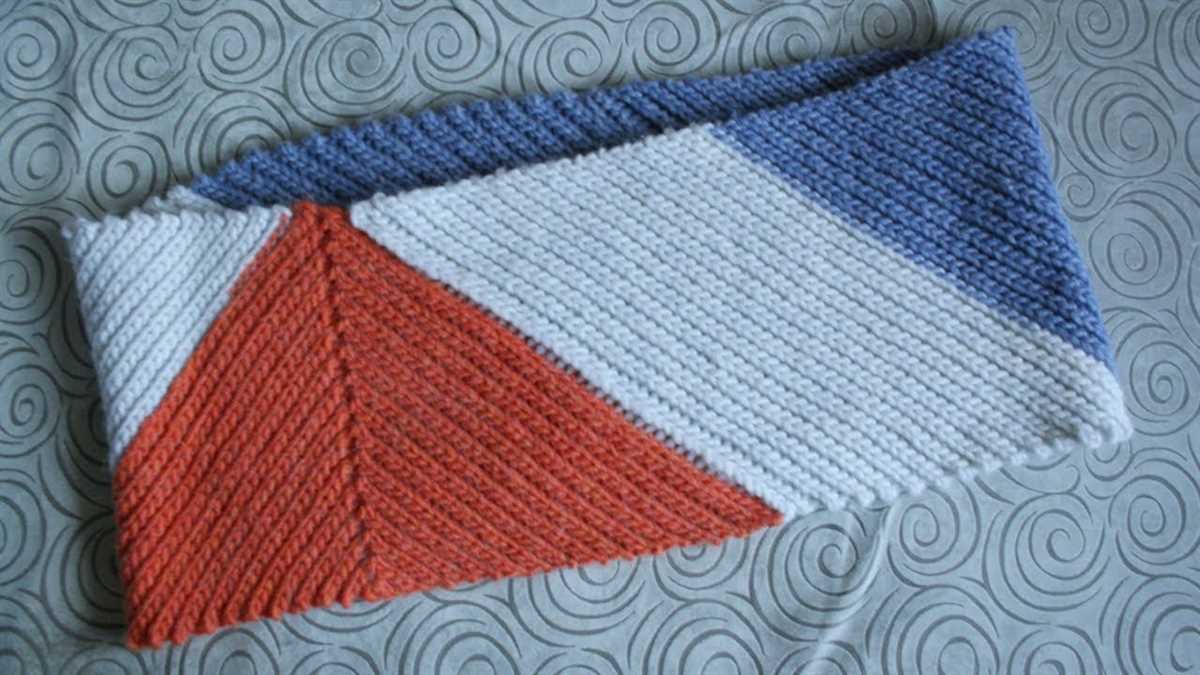 Sideways triangle scarf knitting pattern