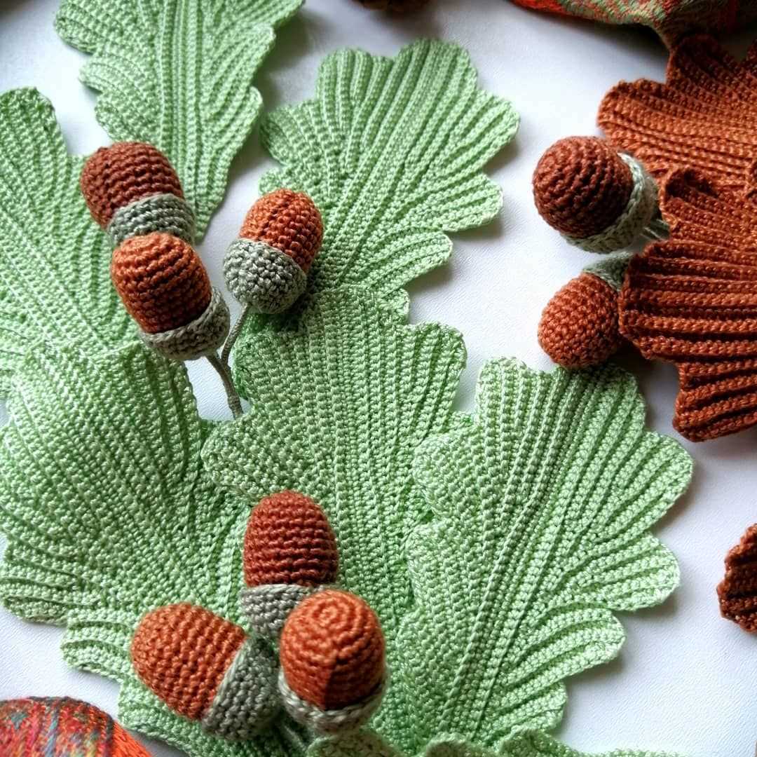 Small holly leaf knitting pattern