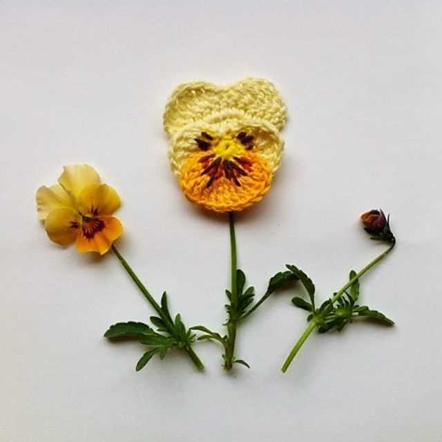 Small knitted flower pattern