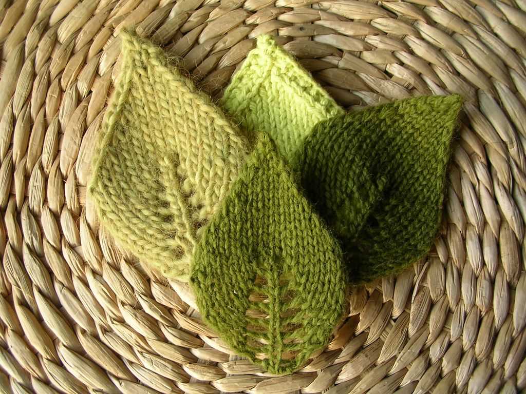 Small holly leaf knitting pattern