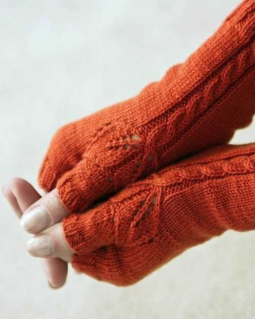 Knitting pattern for wrist warmers with thumb