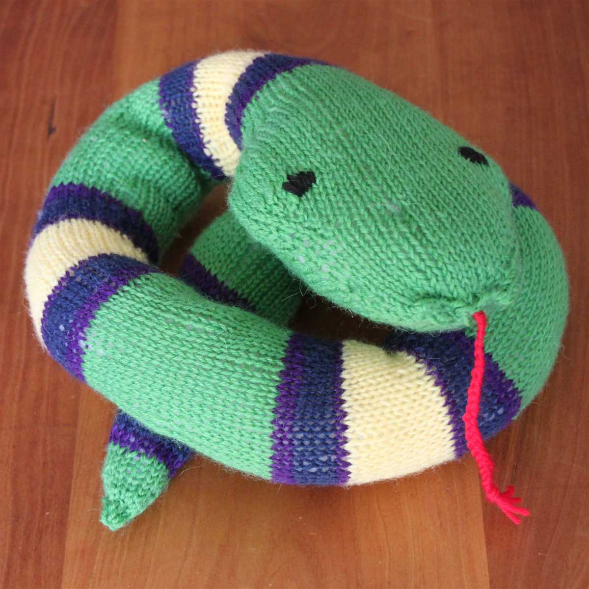 Small knitted snake pattern free