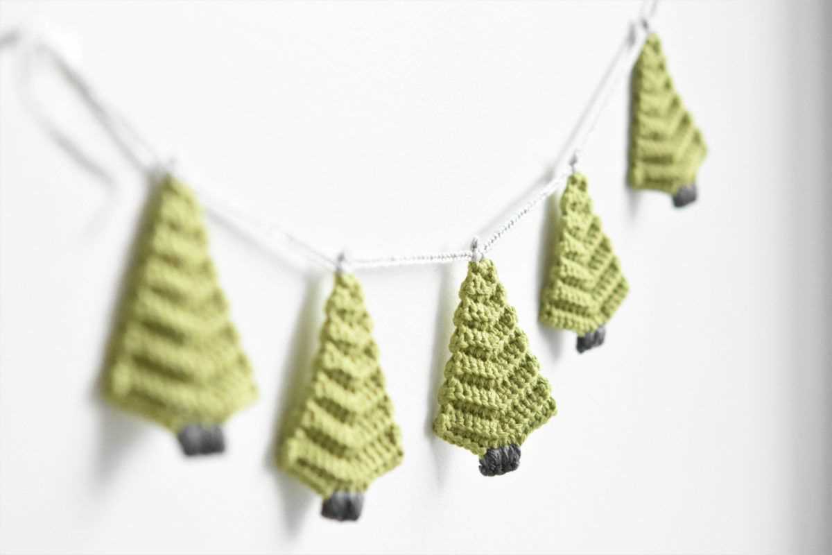 Knitted christmas tree garland pattern